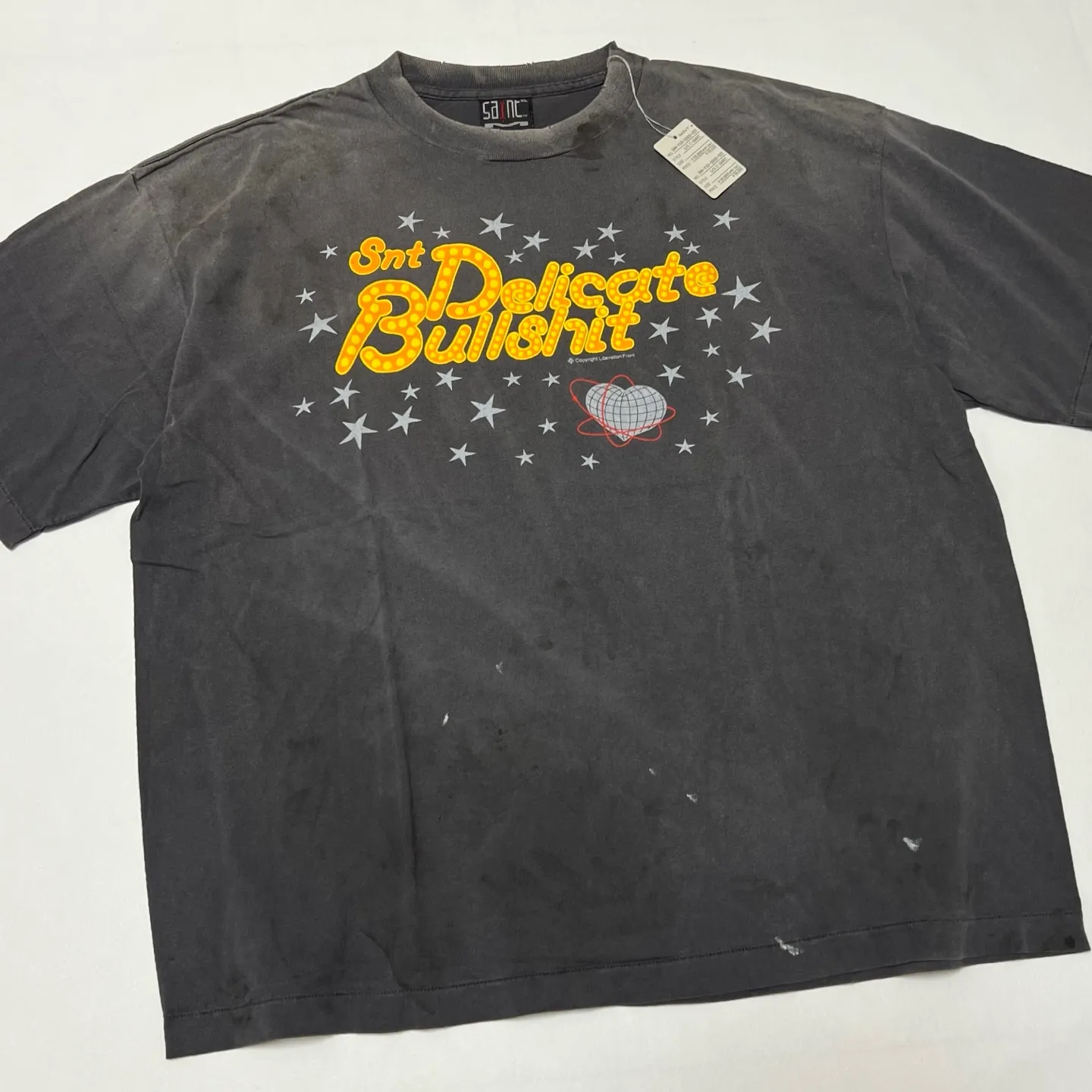 SAINT Mxxxxxx DELICATE BULLSHIT SS TEE/BLK Star Neon Slogan Printed TEE Washed Black S-XL New Vintage Washed and Distressed Ceiling! Loyal to the original version. Main mark and wash mark are matched. Tube-woven fabric without side seams. Non-open width version. Authentic level printing restoration proofing. Top purchasing agent level.